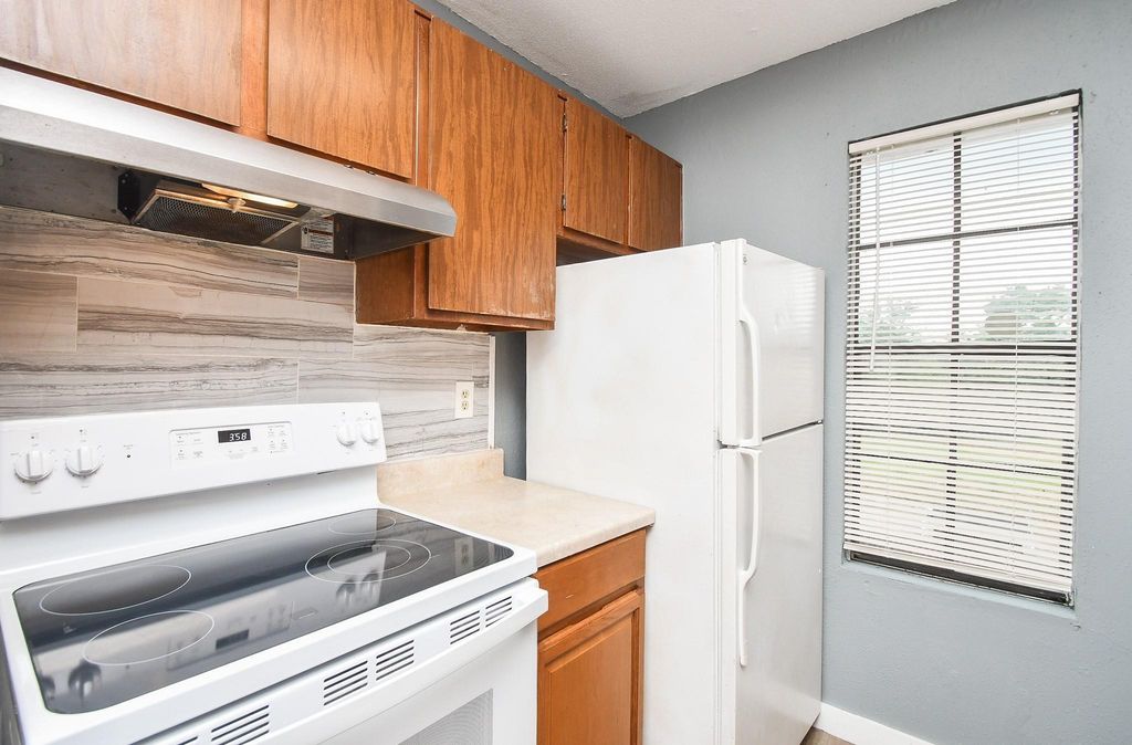 8323 Wilcrest Drive 17008, Houston, TX 77072