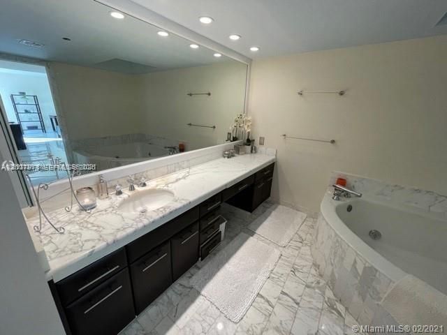 19707 Turnberry Way 23F, Aventura, FL 33180