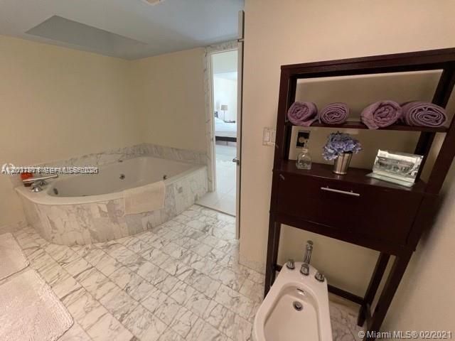 19707 Turnberry Way 23F, Aventura, FL 33180
