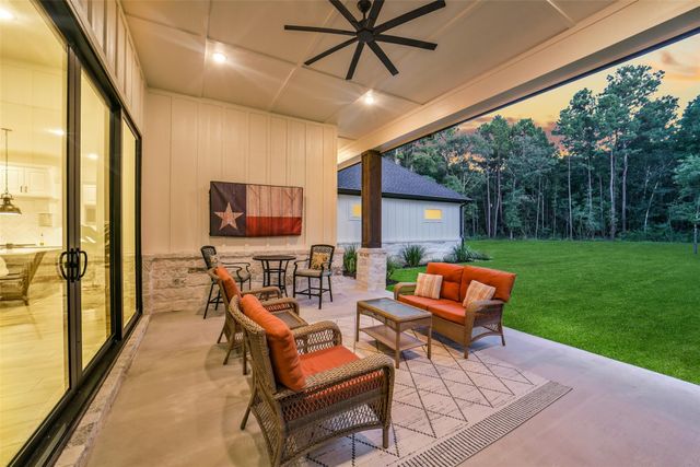 26073 Crown Ranch Boulevard, Montgomery, TX 77316