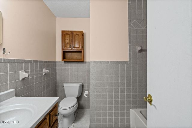 17 Huntington Parkway, Clifton Park, NY 12019