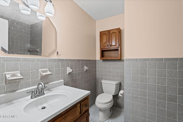 17 Huntington Parkway, Clifton Park, NY 12019