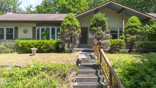 17 Huntington Parkway, Clifton Park, NY 12019