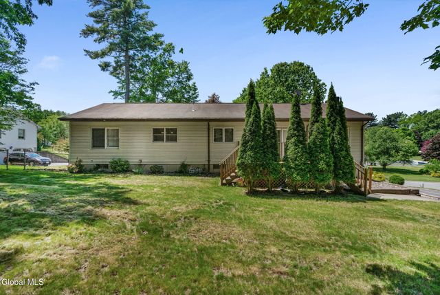 17 Huntington Parkway, Clifton Park, NY 12019