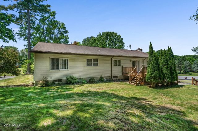 17 Huntington Parkway, Clifton Park, NY 12019