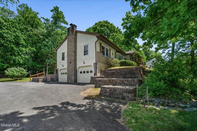 17 Huntington Parkway, Clifton Park, NY 12019