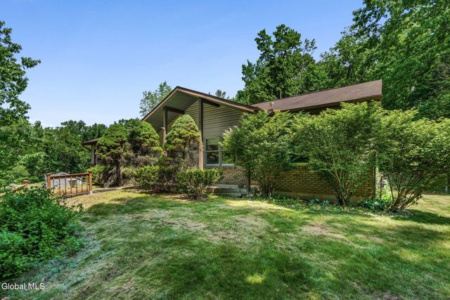 17 Huntington Parkway, Clifton Park, NY 12019