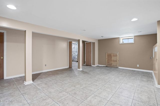 17 Huntington Parkway, Clifton Park, NY 12019