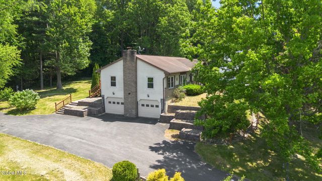17 Huntington Parkway, Clifton Park, NY 12019