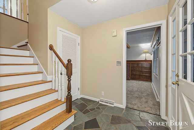 2165 SE Shawnee Drive, Grand Rapids, MI 49506