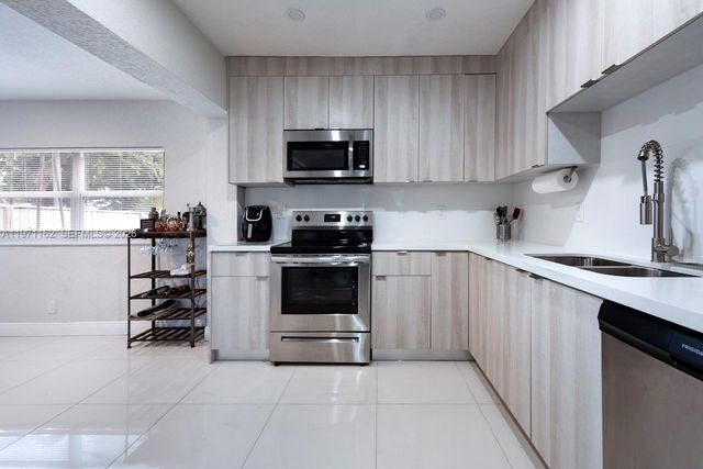 5224 NE 1st Ave, Fort Lauderdale, FL 33334