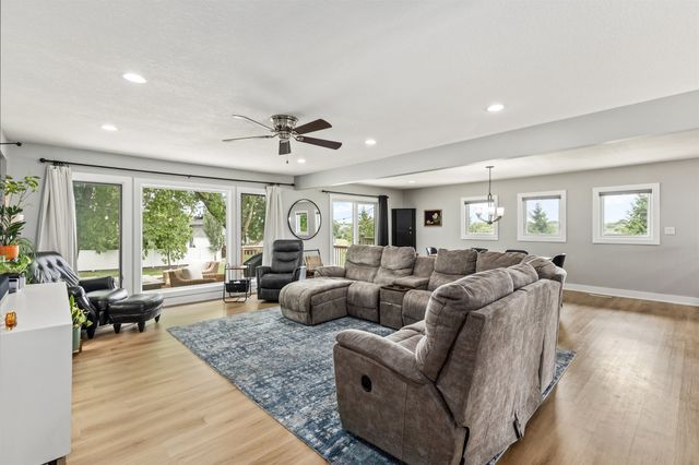 15721 Meredith Drive, Urbandale, IA 50323