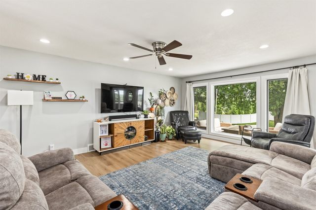 15721 Meredith Drive, Urbandale, IA 50323