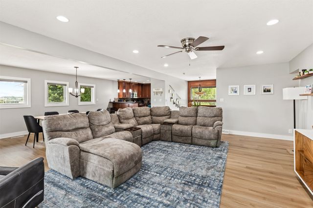 15721 Meredith Drive, Urbandale, IA 50323
