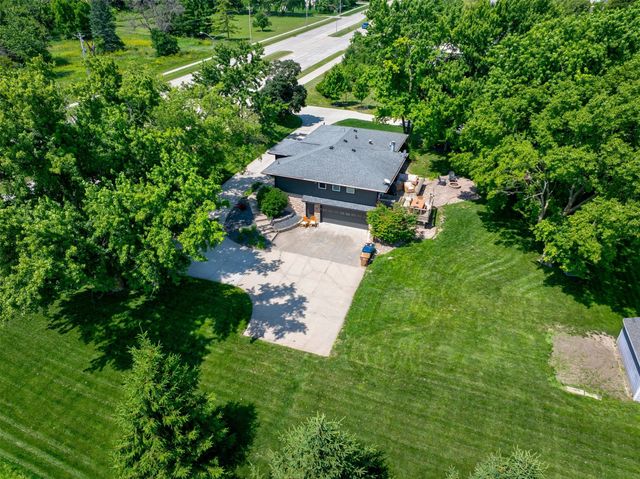 15721 Meredith Drive, Urbandale, IA 50323