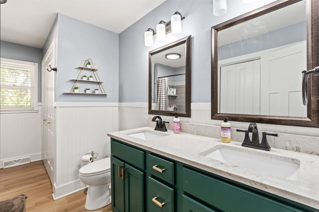 15721 Meredith Drive, Urbandale, IA 50323