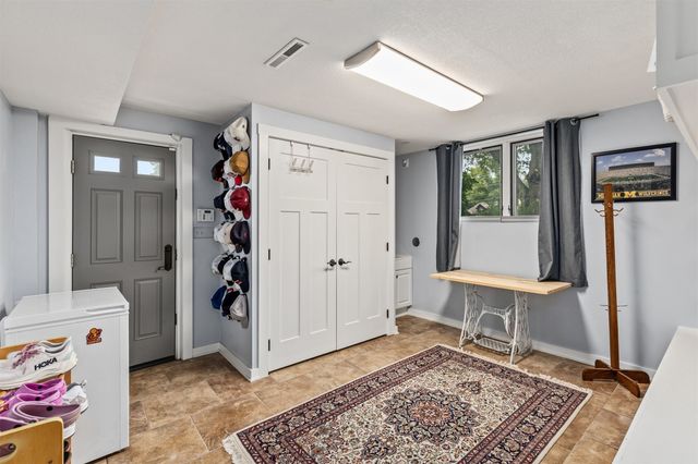 15721 Meredith Drive, Urbandale, IA 50323