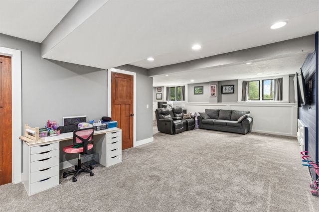 15721 Meredith Drive, Urbandale, IA 50323