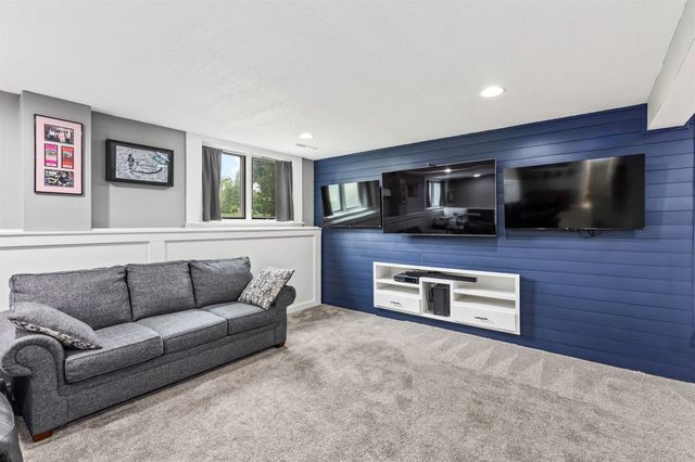 15721 Meredith Drive, Urbandale, IA 50323
