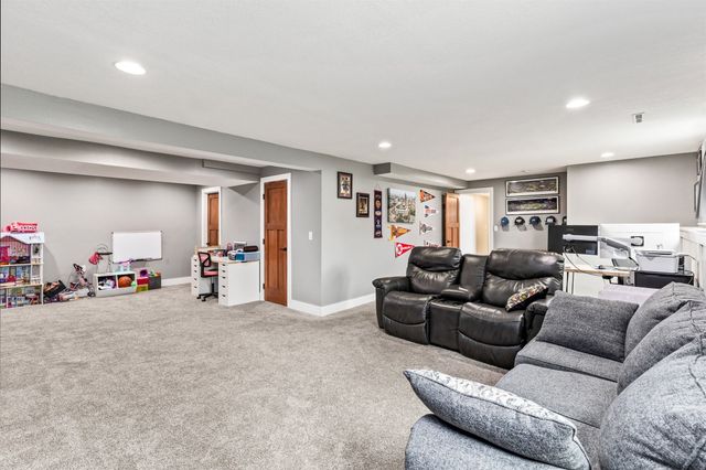 15721 Meredith Drive, Urbandale, IA 50323