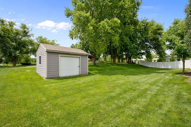 15721 Meredith Drive, Urbandale, IA 50323