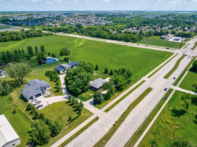 15721 Meredith Drive, Urbandale, IA 50323