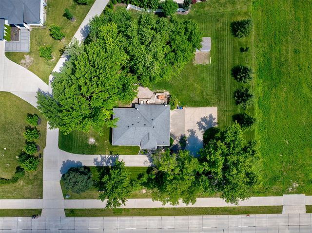 15721 Meredith Drive, Urbandale, IA 50323