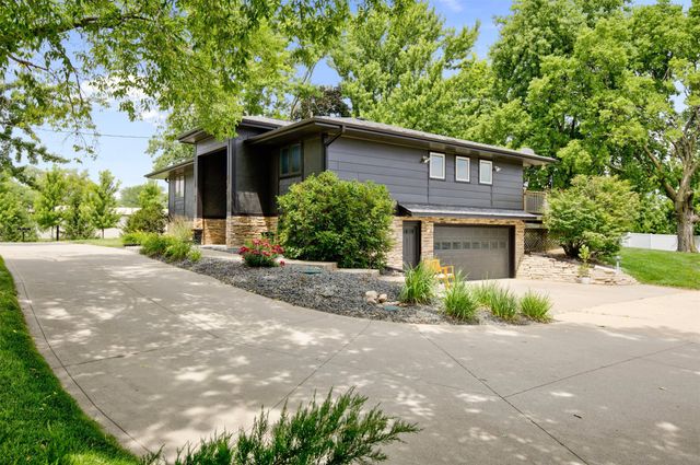 15721 Meredith Drive, Urbandale, IA 50323