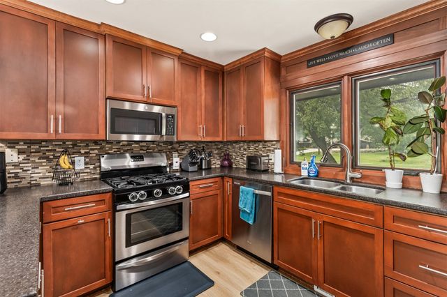 15721 Meredith Drive, Urbandale, IA 50323