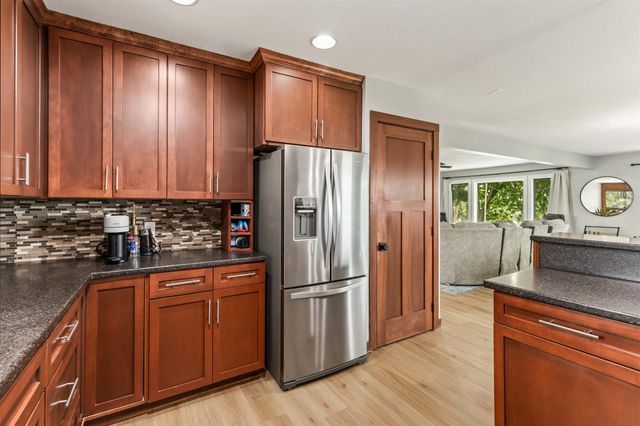 15721 Meredith Drive, Urbandale, IA 50323