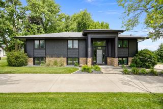 15721 Meredith Drive, Urbandale, IA 50323