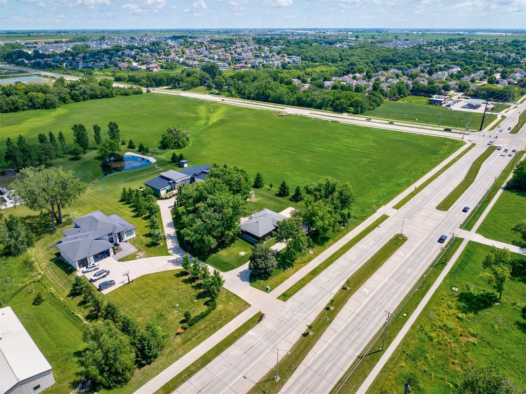 15721 Meredith Drive, Urbandale, IA 50323