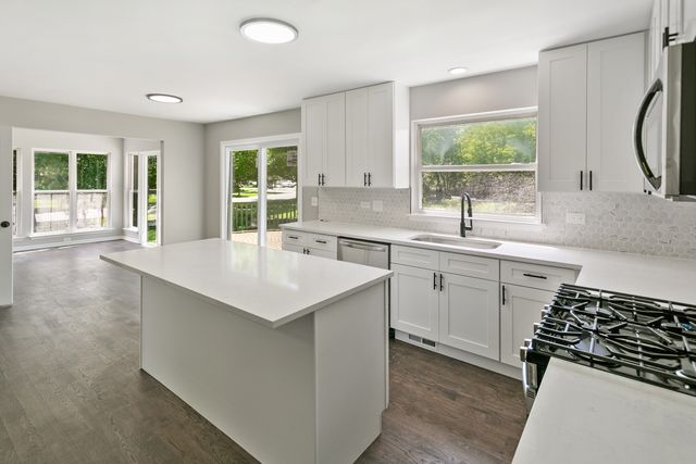 600 Brookstone Road, Grayslake, IL 60030