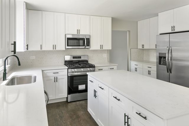 600 Brookstone Road, Grayslake, IL 60030