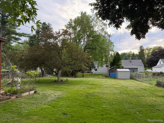3793 Lincolnshire Road, Waterford, MI 48328