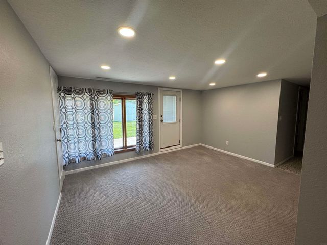 254 S Maple Avenue, New Hampton, IA 50659