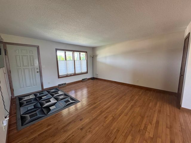 254 S Maple Avenue, New Hampton, IA 50659