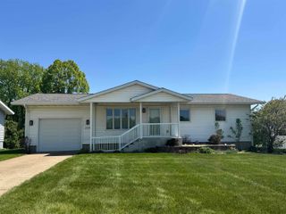 254 S Maple Avenue, New Hampton, IA 50659