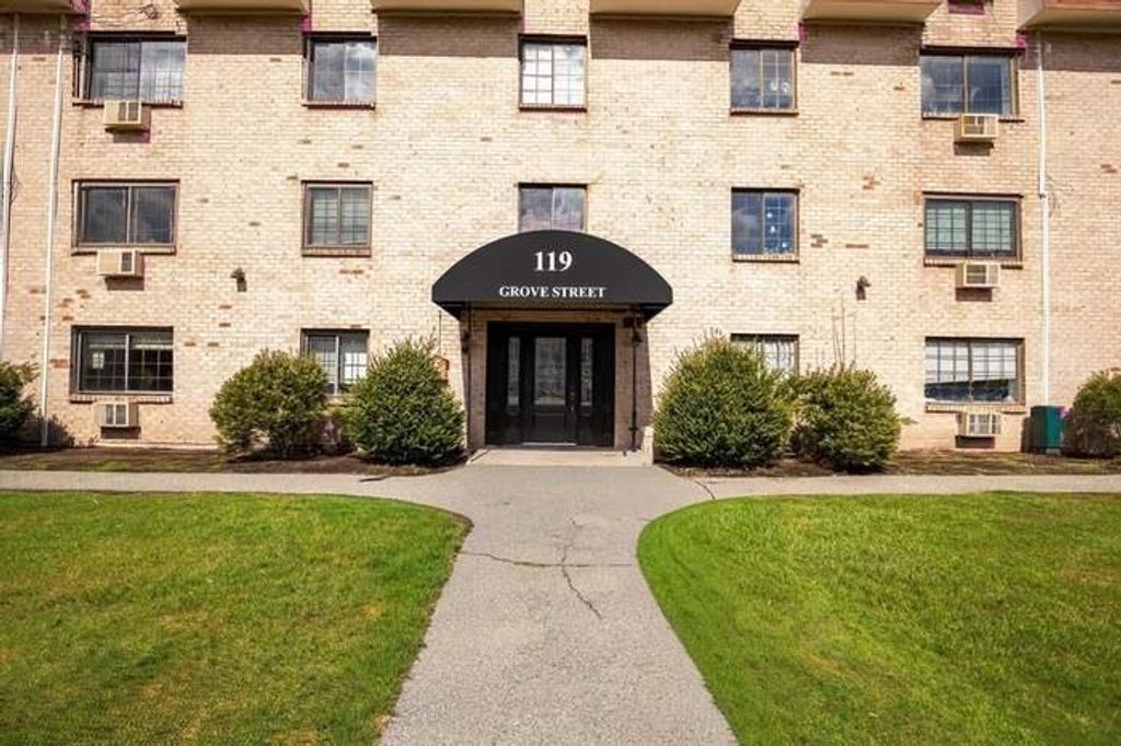 119 Grove St 245, Rockland, MA 02370