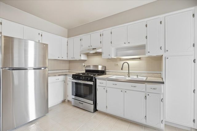 954 Shermer Road 15, Glenview, IL 60025