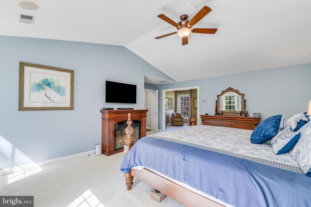 Image 18 of property listing at 126 SEAHAWK LN, Edgewater, MD 21037
