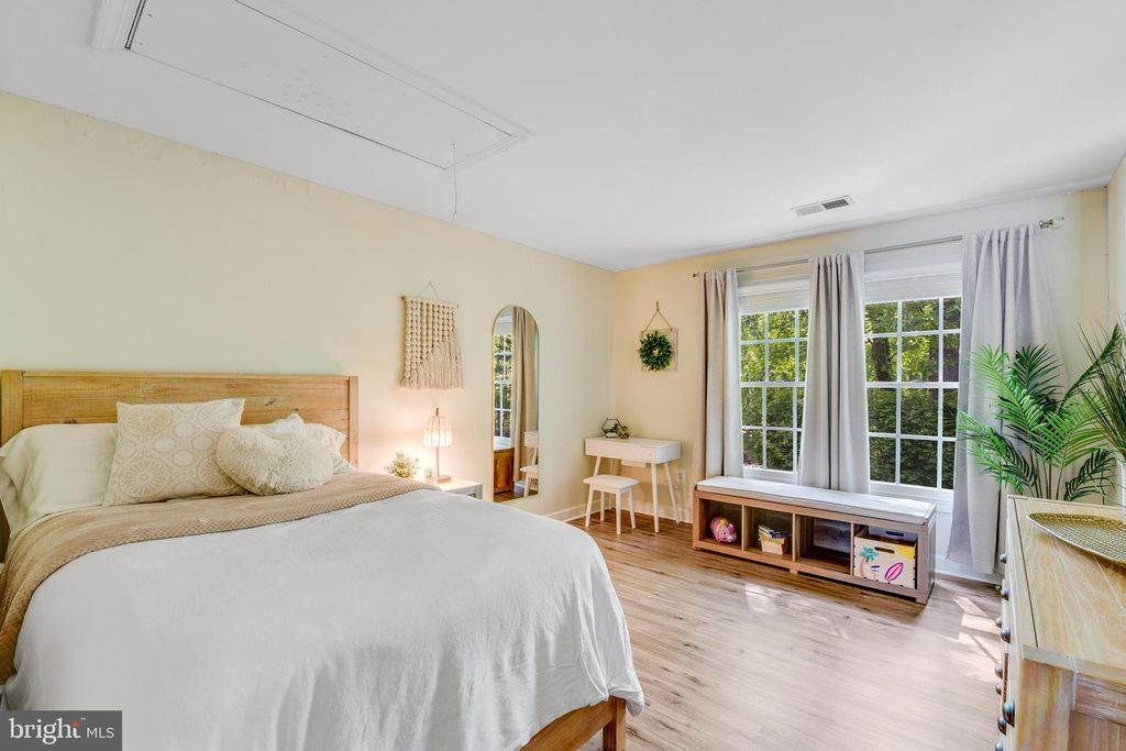 Image 22 of property listing at 126 SEAHAWK LN, Edgewater, MD 21037