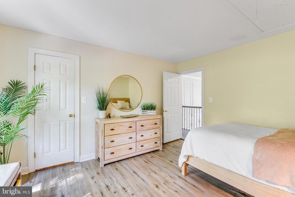 Image 23 of property listing at 126 SEAHAWK LN, Edgewater, MD 21037