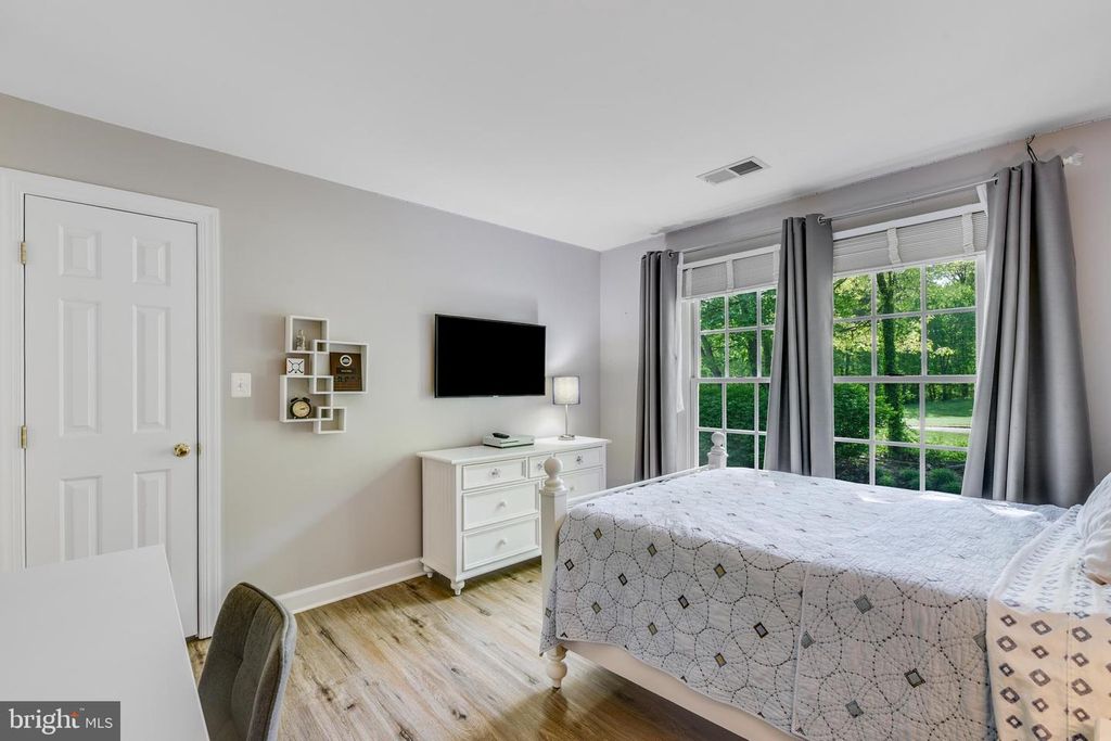 Image 24 of property listing at 126 SEAHAWK LN, Edgewater, MD 21037