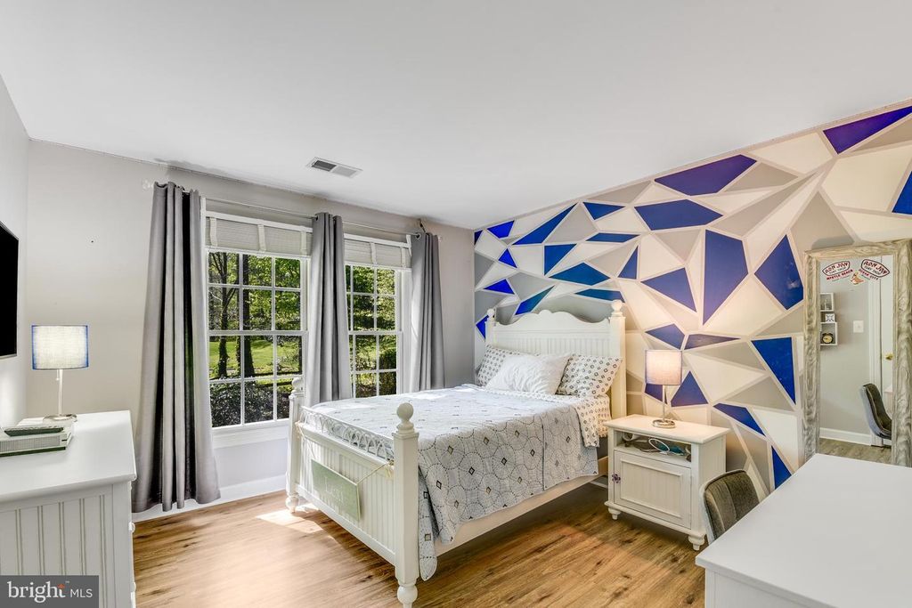 Image 25 of property listing at 126 SEAHAWK LN, Edgewater, MD 21037