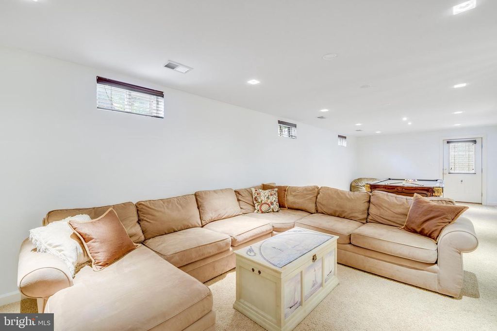 Image 33 of property listing at 126 SEAHAWK LN, Edgewater, MD 21037