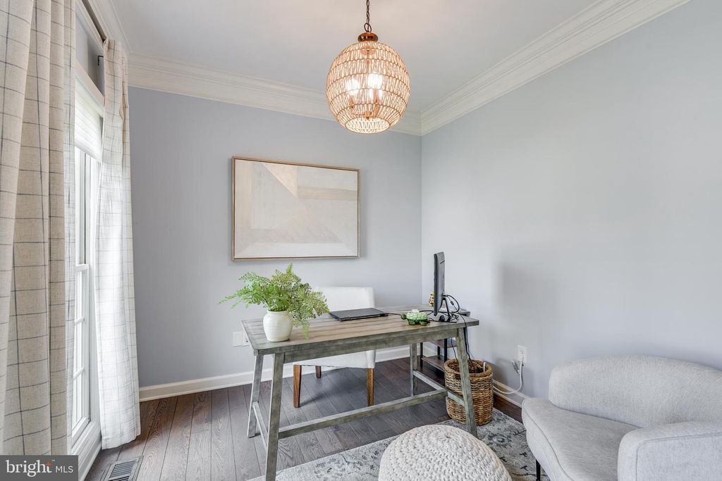 Image 4 of property listing at 126 SEAHAWK LN, Edgewater, MD 21037