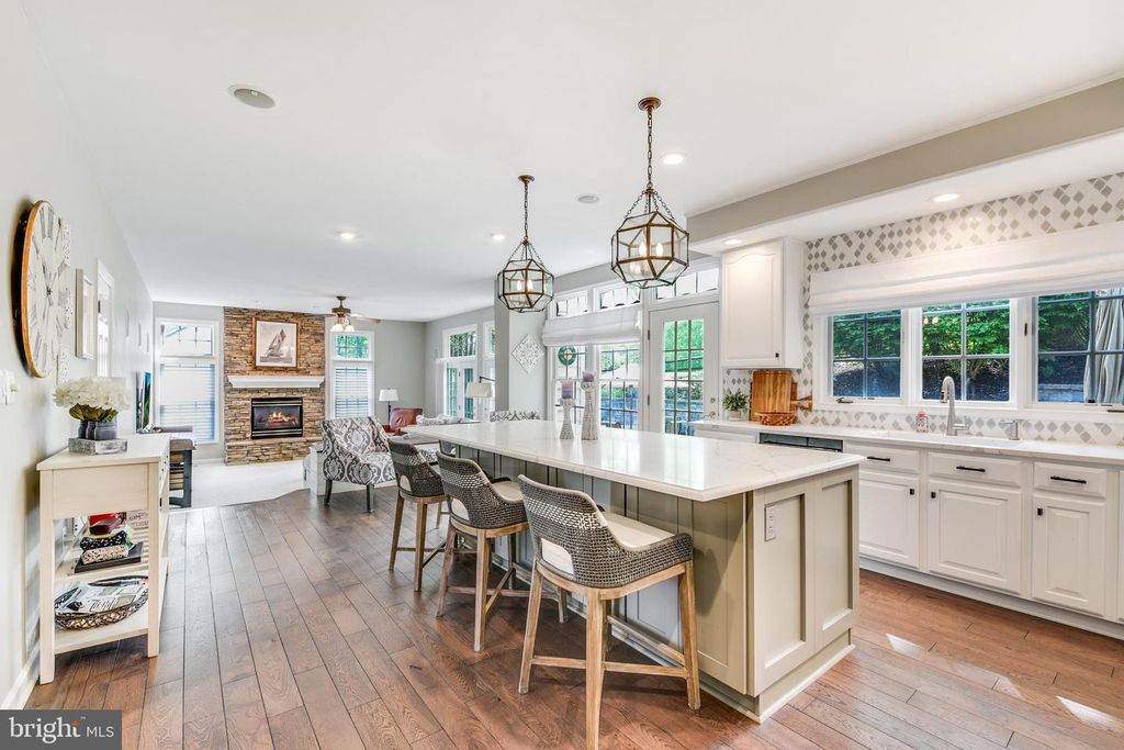 Image 6 of property listing at 126 SEAHAWK LN, Edgewater, MD 21037