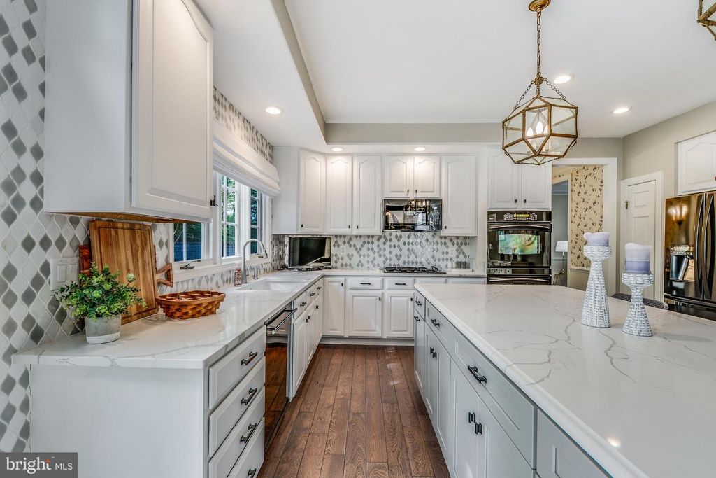 Image 8 of property listing at 126 SEAHAWK LN, Edgewater, MD 21037