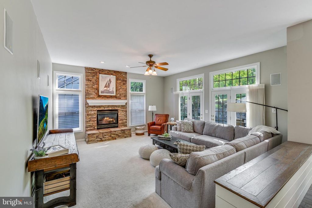 Image 9 of property listing at 126 SEAHAWK LN, Edgewater, MD 21037